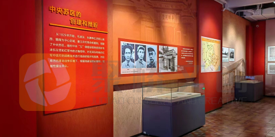 在設(shè)計(jì)紅色展廳的環(huán)境布展時(shí)，如何突出展品的歷史感和文化內(nèi)涵？